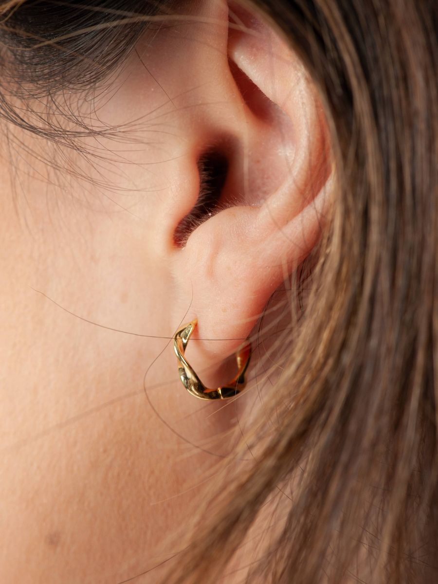 HUGGING TWISTED HOOP-GOLD