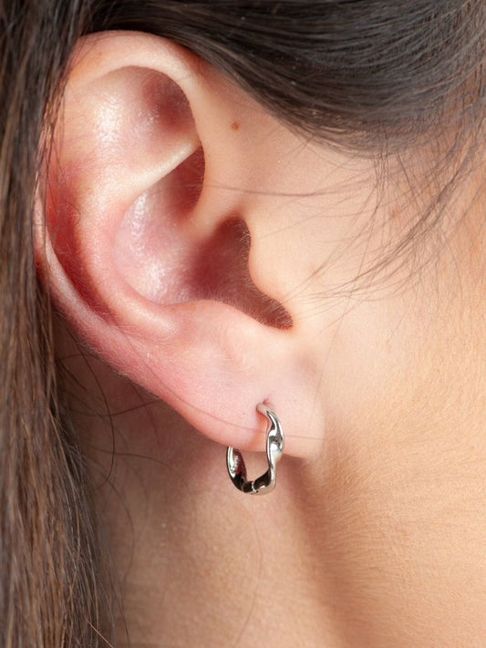 HUGGING TWISTED HOOP-SILVER