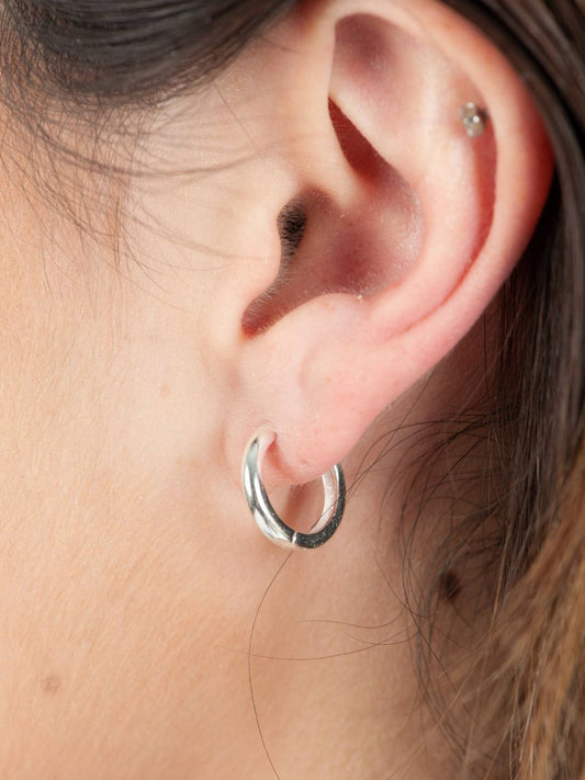 CLASSIC HUGGING HOOP EARRINGS-SILVER