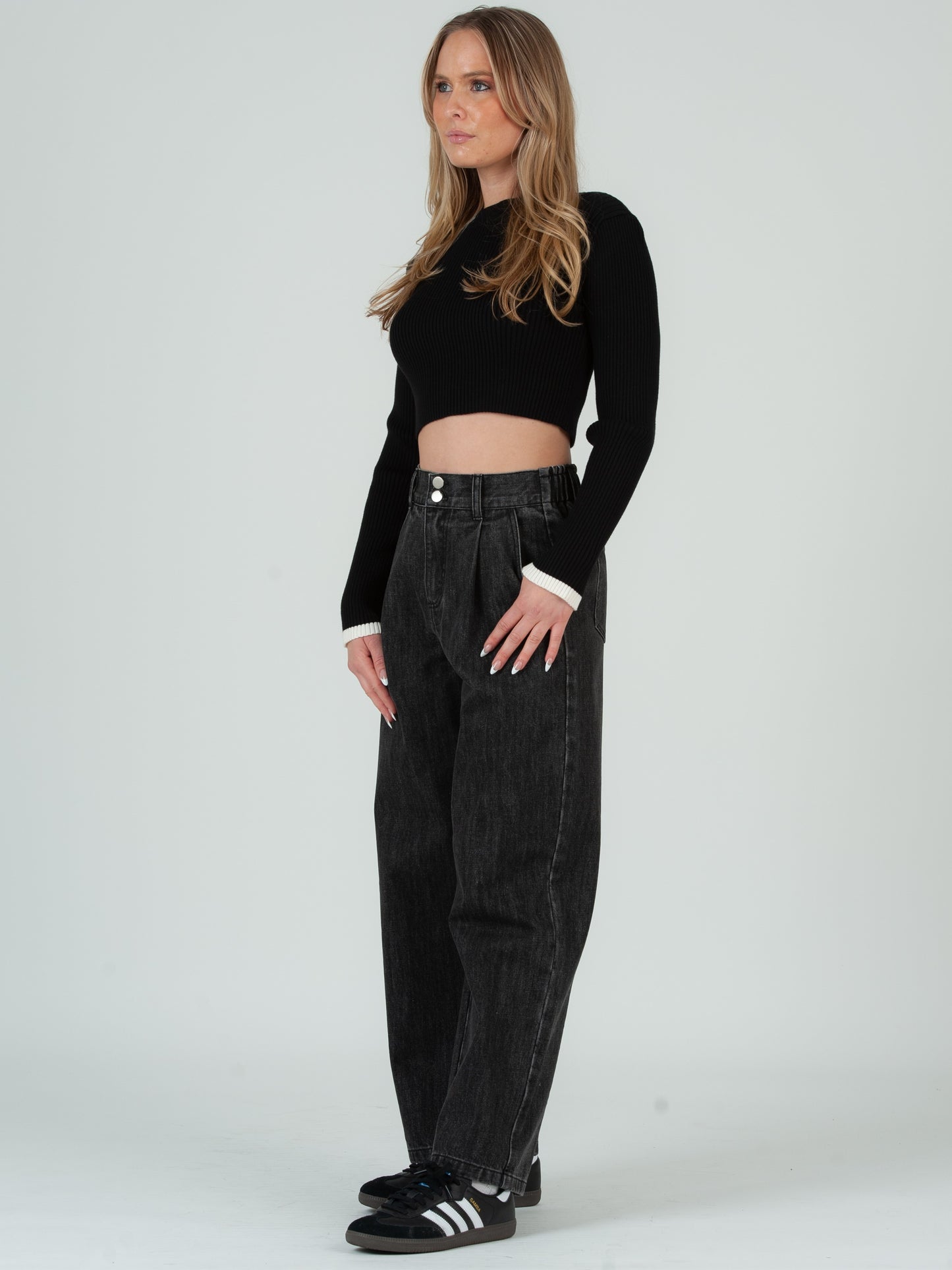 CROPPED BLACK SWEATER