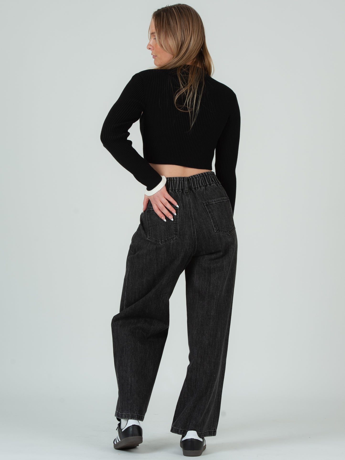 CROPPED BLACK SWEATER