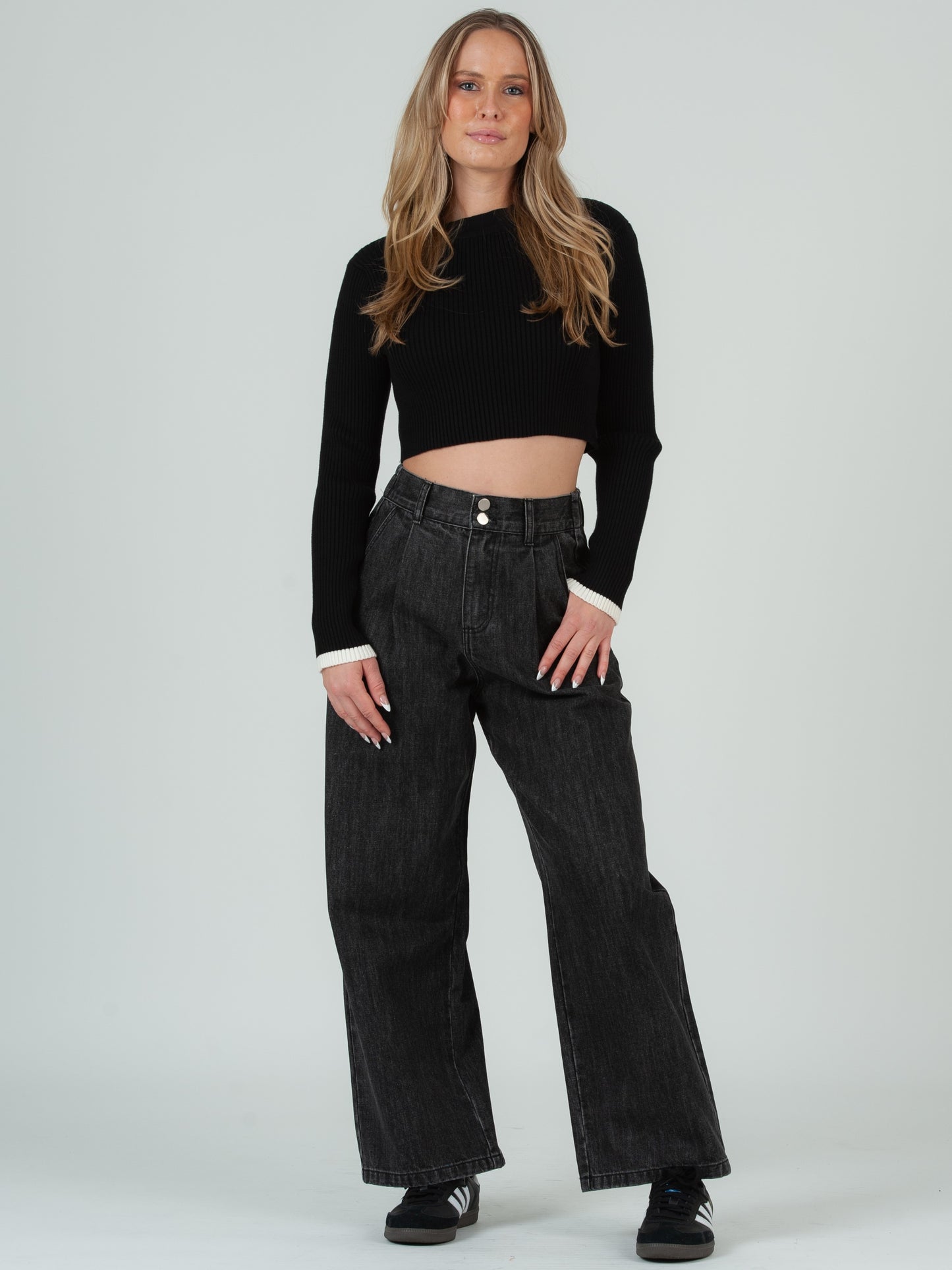 CROPPED BLACK SWEATER