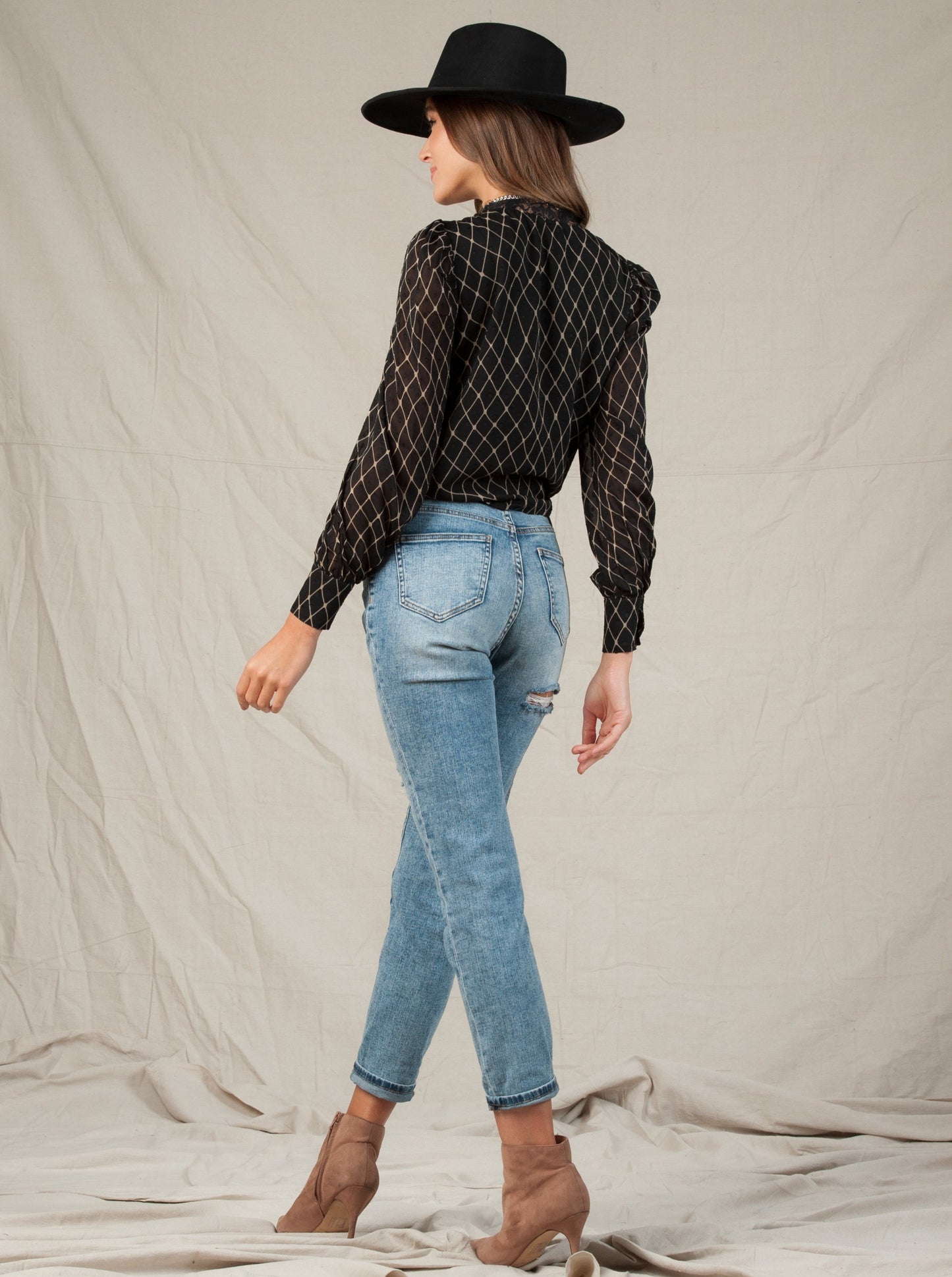 ZINFANDEL V-NECK LACE BLOUSE-BLACK GEO LACE
