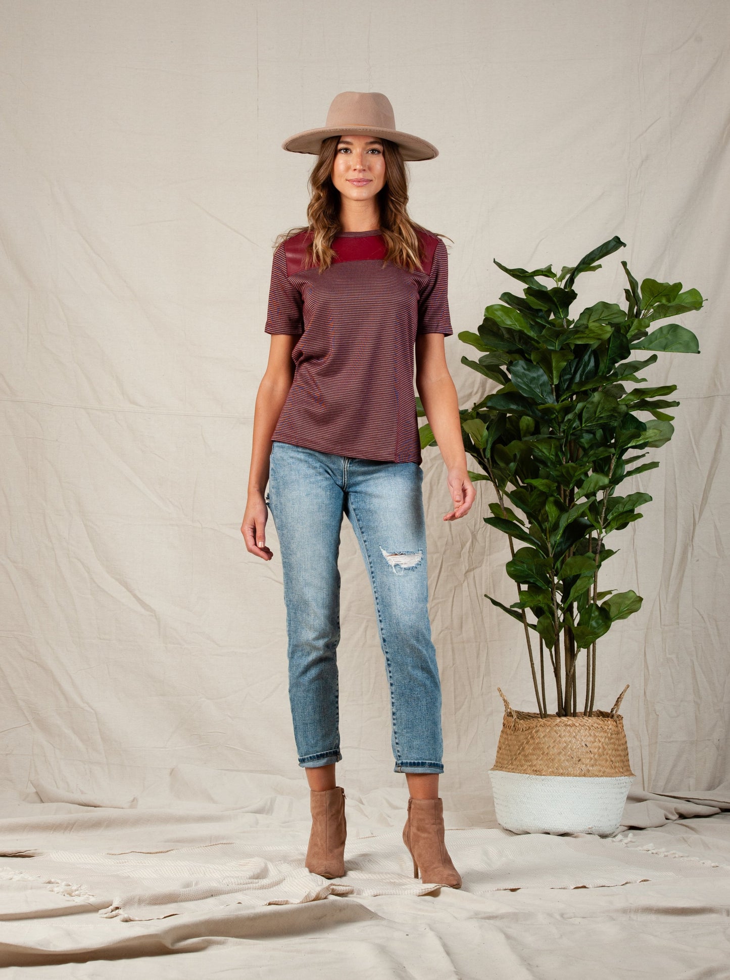 MIXED KNIT AND PLEATHER TEE-MAROON