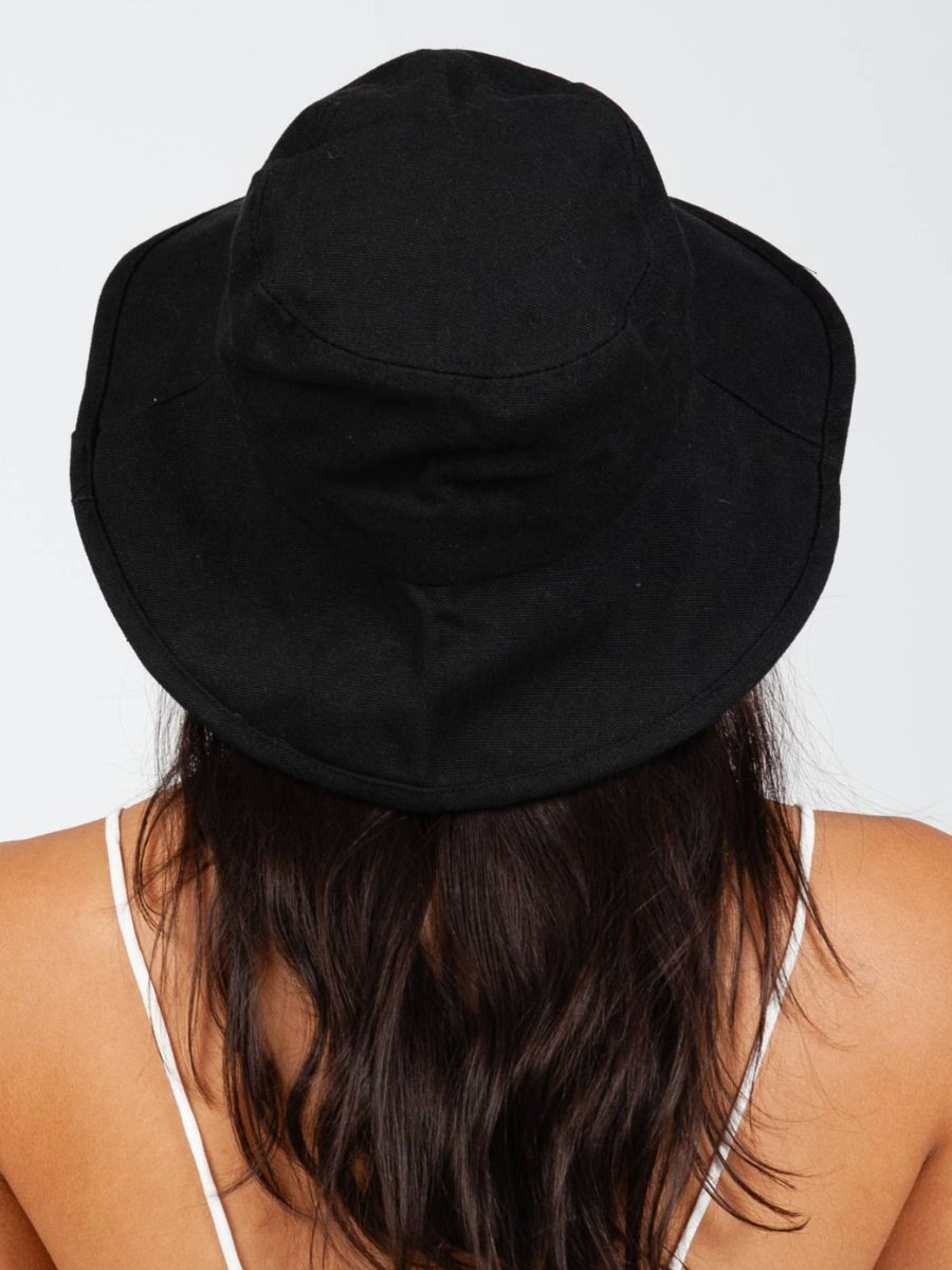 BLACK BUCKET HAT