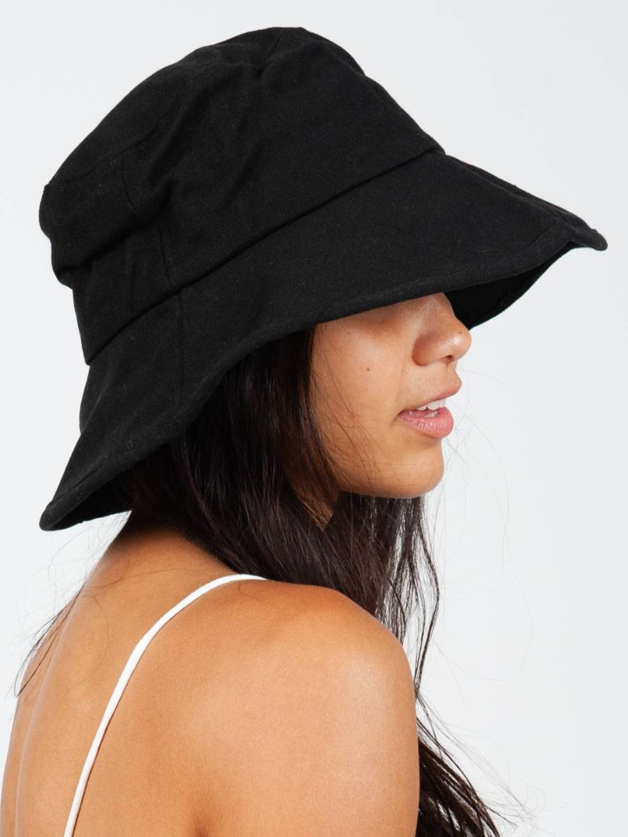 BLACK BUCKET HAT