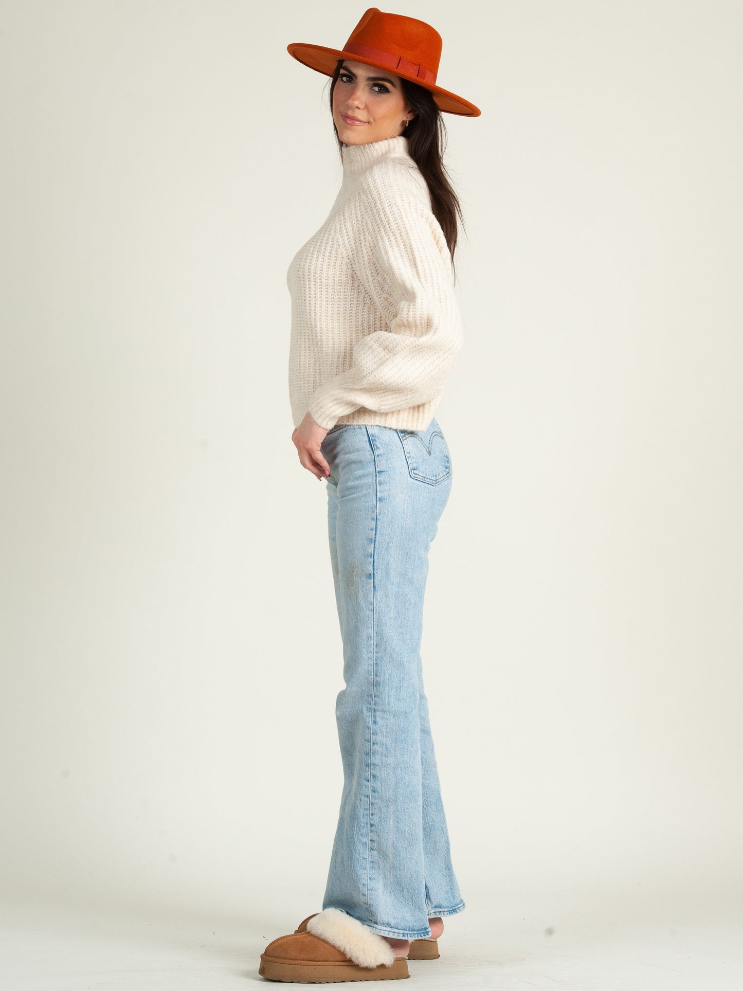 CREAM SWEATER