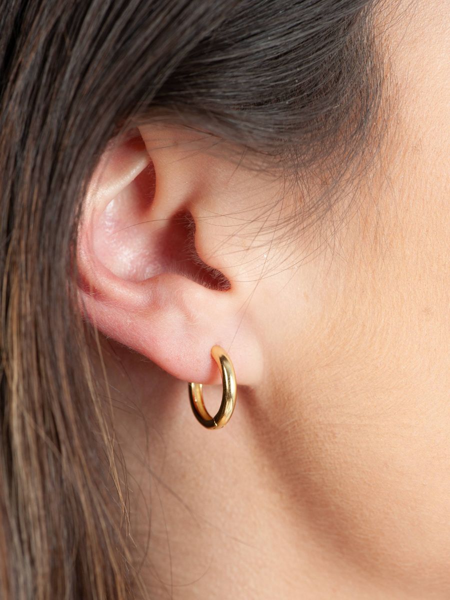 CLASSIC HUGGING HOOP EARRINGS-GOLD