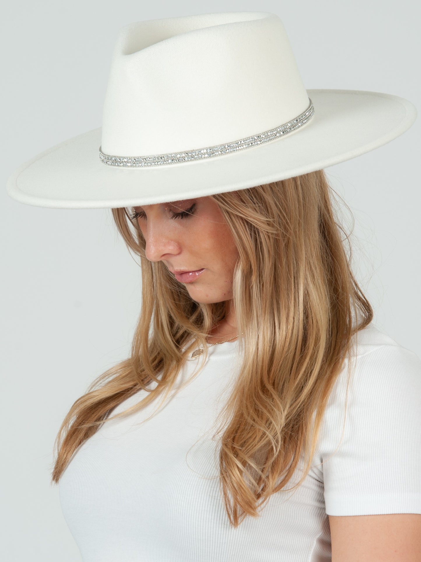 WHITE RANCHER HAT WITH TRIM
