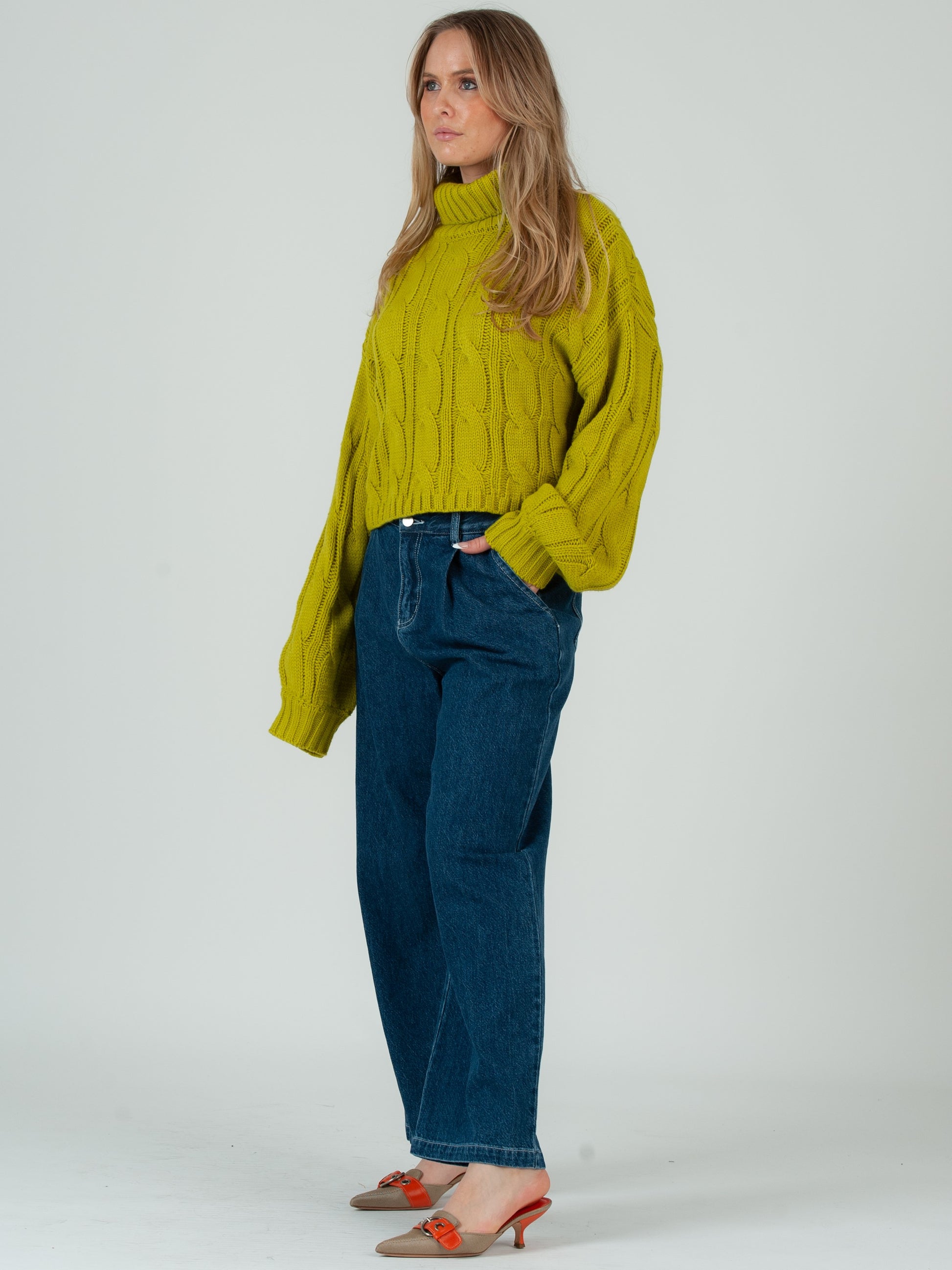 BRIGHT TURTLENECK SWEATER