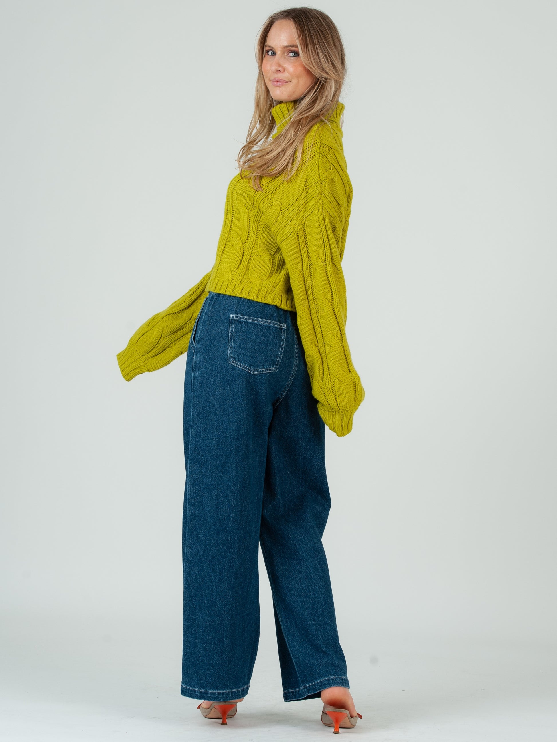 BRIGHT TURTLENECK SWEATER