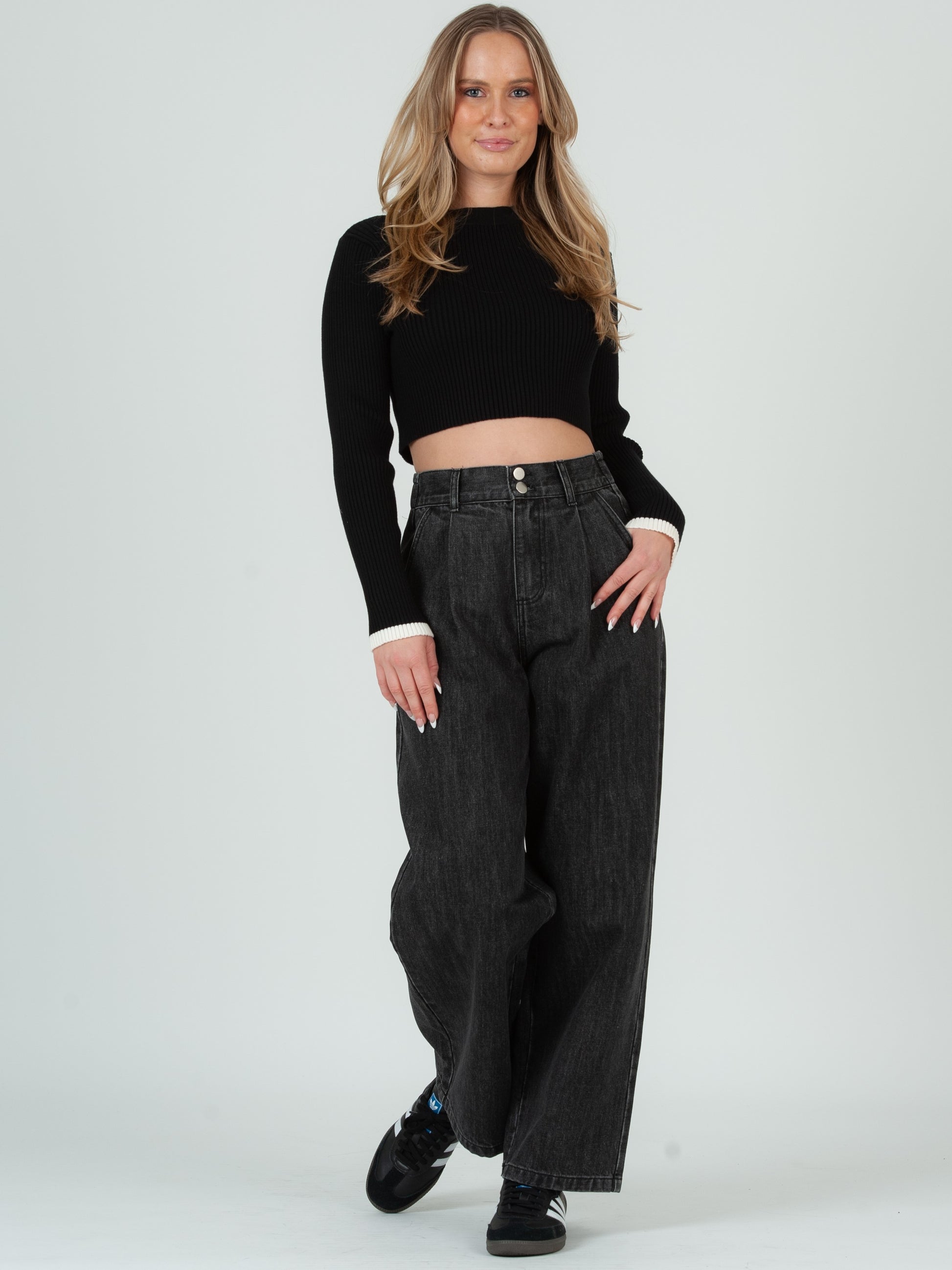 CROPPED BLACK SWEATER