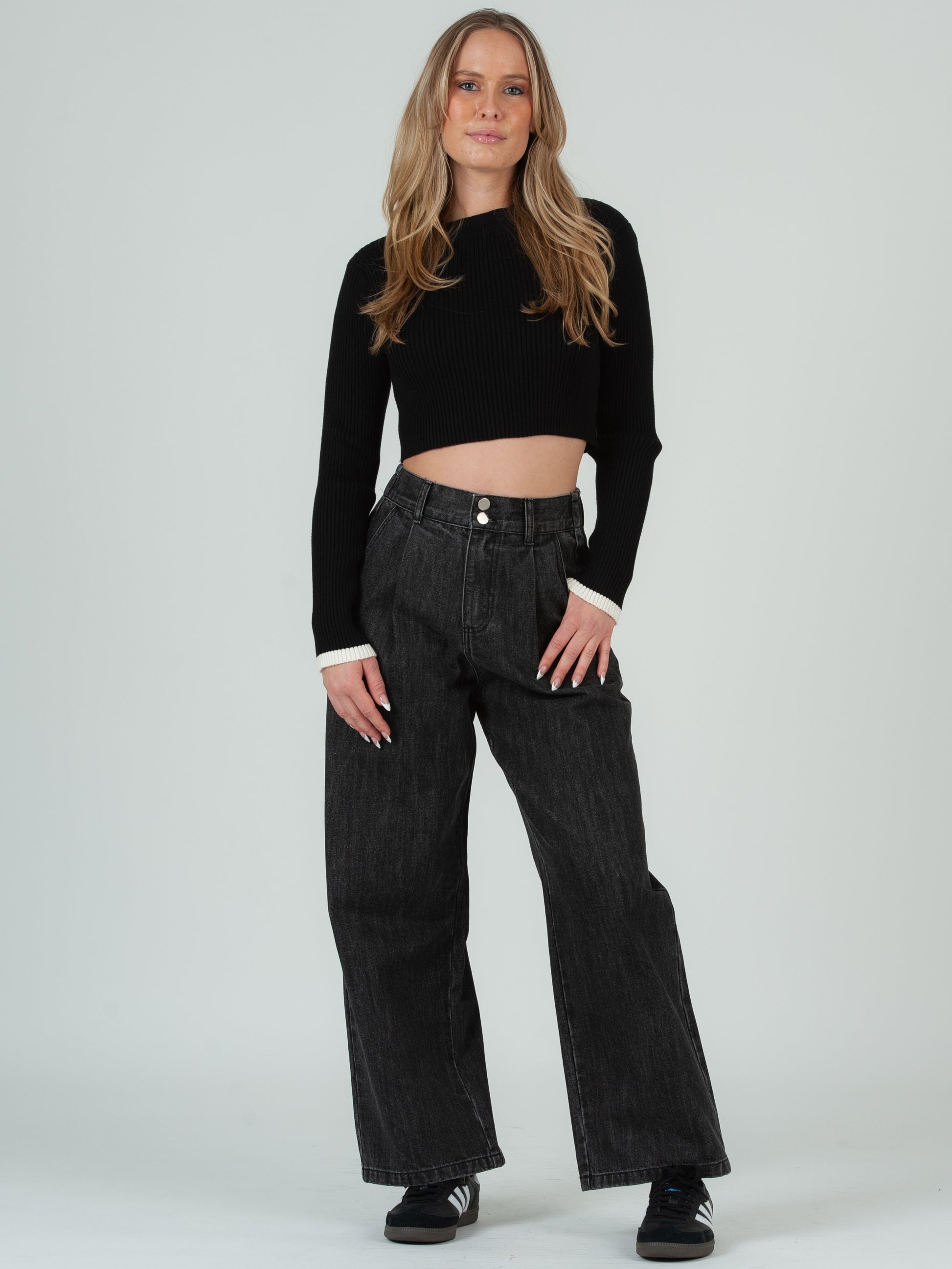 CROPPED BLACK SWEATER