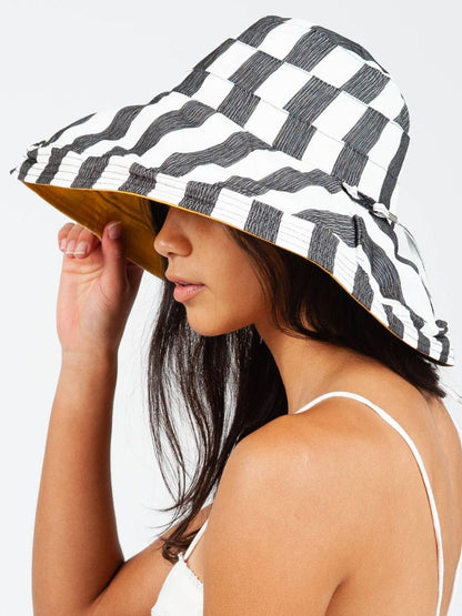 STRIPED BUCKET HAT